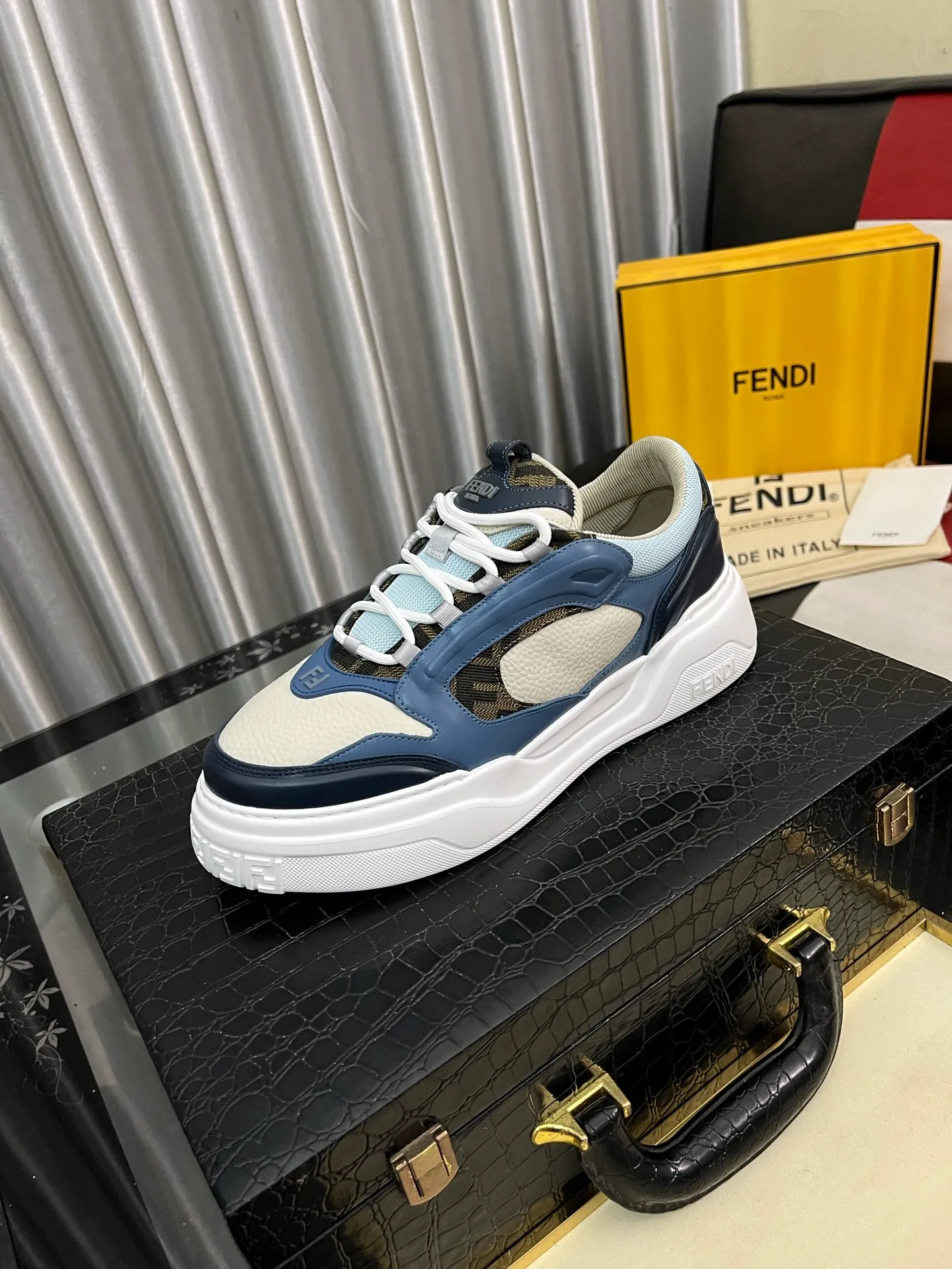 Men's Men's Shoes 💰680⌚️⌚️(Higher version) [Fendi] Fendi's latest casual shoes for men! Available at counters simultaneously! A one-to-one replica of the original. Made entirely of imported top-grain calfskin, the interior is made of top-grain water-dyed cowhide, and the original factory-supplied rubber outsole. Leading new fashion concepts. Matching code: 38-44. 45 can be customized and non-returnable!